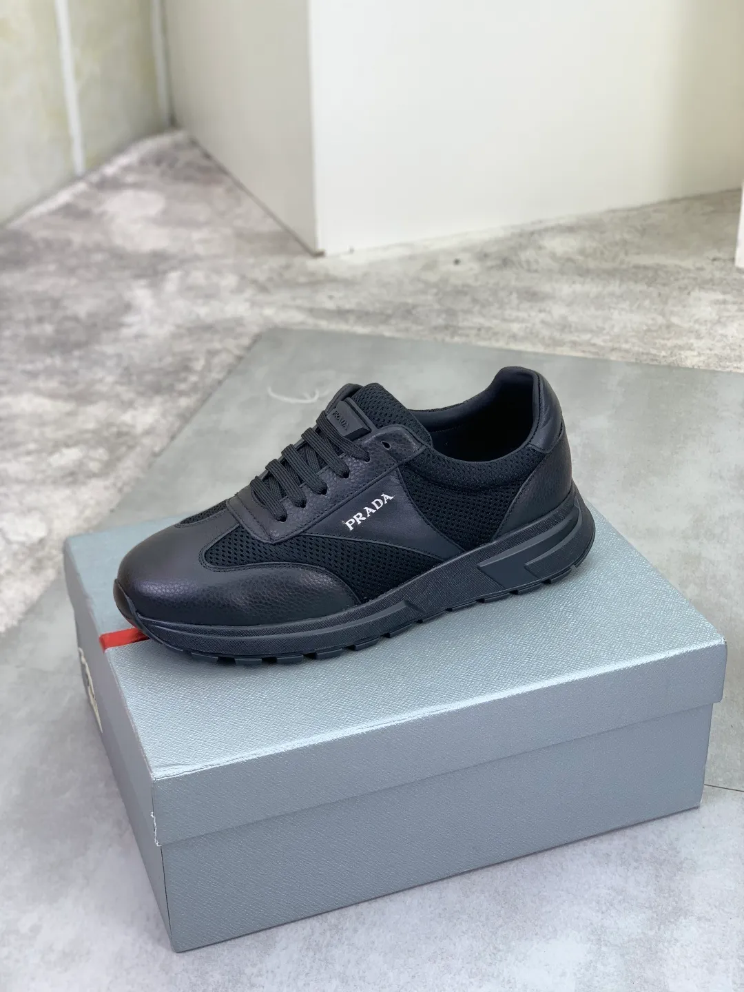 Men's Men's Shoes 💰P560 💰【New Style】 The latest model of high-quality PRADA classic men's shoes has been launched on the official website at a 1:1 replica, synchronized in Hong Kong and on the same catwalk; all made of calfskin➕imported cowhide lining, 🍡🍡original rubber outsole, non-slip and wear-resistant; comfortable on the feet, attractive style, fine workmanship, and simple and neat shoe lasts, highlighting a man's courage and toughness, 👍size 38 to 44 (45 can be customized) black White color🉑️choose